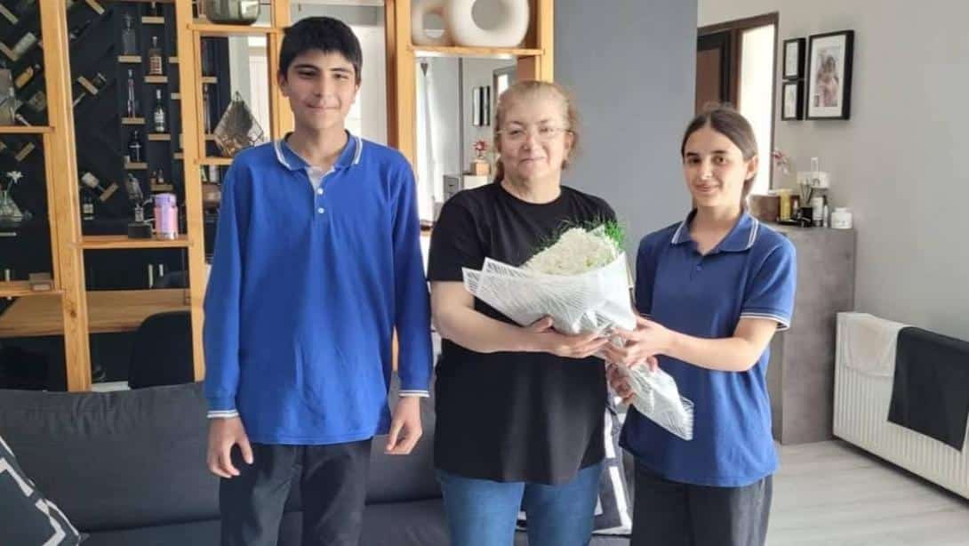 KULU'DA ÖĞRENCİLERDEN EMEKLİ ÖĞRETMEN NİL AKYEL'E ANNELER GÜNÜ ZİYARETİ